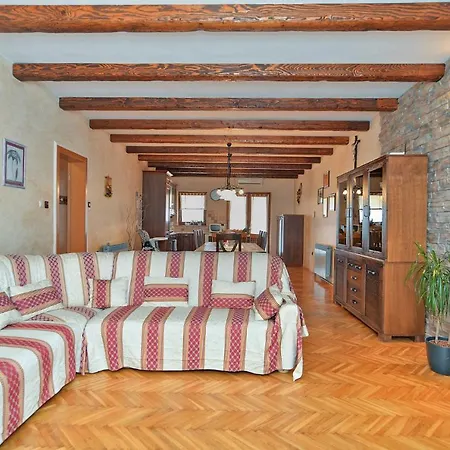 1737 Villa Cabrunici
